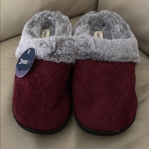 Dreamtoe Cozy Burgundy Slippers with Gray Lining